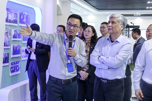 全國人大常委會副委員長丁仲禮蒞臨伊人下载视频考察調研 全國人大常委會副委員長丁仲禮蒞臨伊人下载视频考察調研