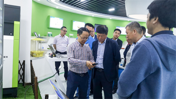 朱副總經理向領導一行展示通過手機端查看實時監測數據 朱副總經理向領導一行展示通過手機端查看實時監測數據