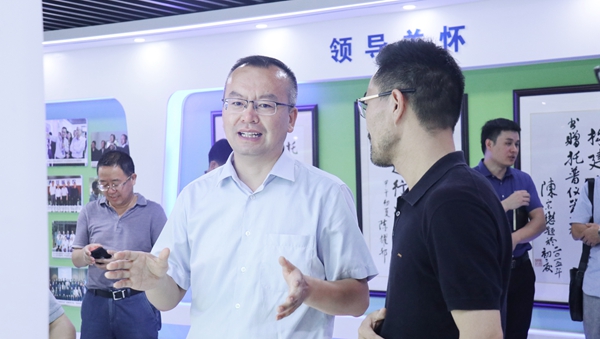 趙喜凱局長參觀伊人下载视频展廳 趙喜凱局長參觀伊人下载视频展廳